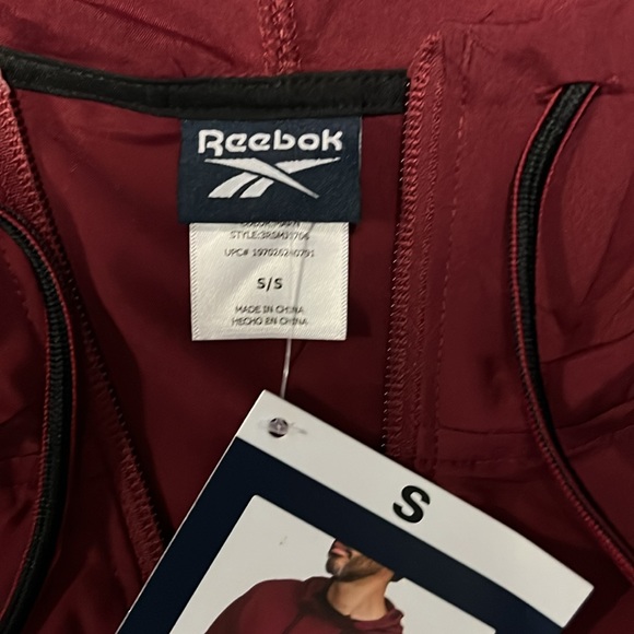 Mens classic maroon/black Reebok full zip training woven jacket. - Picture 3 of 6